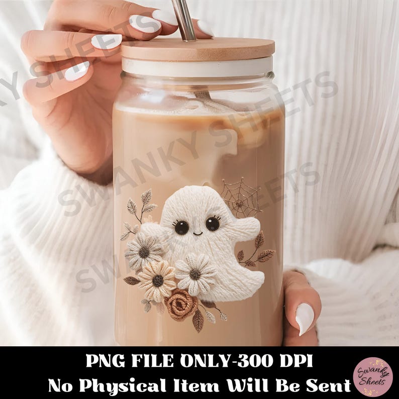 K&ouml;nnte beinhalten: Ein Glasbecher mit einem hellbraunen Getr&auml;nk, einem Holzdeckel und einem Metallstrohhalm. Der Becher ist mit einem wei&szlig;en Geist und einem Blumendesign verziert. Der Text "PNG FILE ONLY-300 DPI No Physical Item Will Be Sent" befindet sich unten.