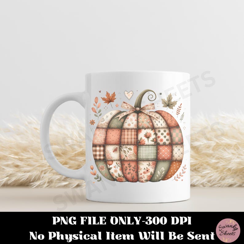 K&ouml;nnte beinhalten: Wei&szlig;e Keramiktasse mit einem Patchwork-K&uuml;rbis-Design in Pfirsich-, Gr&uuml;n- und Braunt&ouml;nen. Der K&uuml;rbis hat einen Stiel mit einer Schleife und ist von Herbstbl&auml;ttern umgeben. Der Text "PNG FILE ONLY-300 DPI No Physical Item Will Be Sent" steht unten.