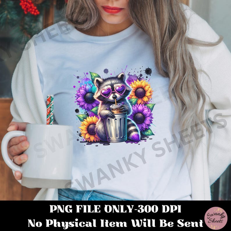 Pu&ograve; includere: Una maglietta bianca con una grafica colorata di un procione che indossa occhiali da sole e tiene una tazza. Il procione &egrave; circondato da girasoli e fiori viola. Il testo "PNG FILE ONLY-300 DPI" e "No Physical Item Will Be Sent" &egrave; stampato sotto la grafica.