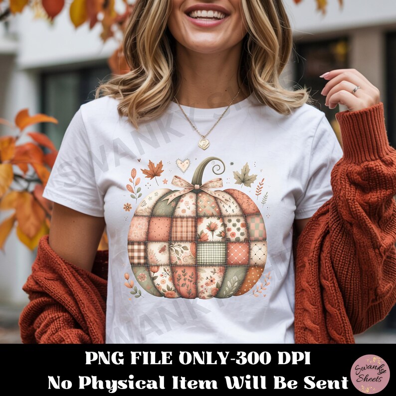 K&ouml;nnte beinhalten: Wei&szlig;es T-Shirt mit einem Patchwork-K&uuml;rbis-Design in Orange, Gr&uuml;n und Creme. Der K&uuml;rbis hat eine Schleife und ist von Herbstbl&auml;ttern umgeben. Der Text "PNG FILE ONLY-300 DPI No Physical Item Will Be Sent" befindet sich unten.