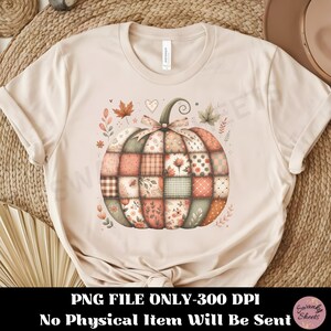 K&ouml;nnte beinhalten: Beiges T-Shirt mit einem Patchwork-K&uuml;rbis-Design in Orange, Gr&uuml;n und Rosa. Der K&uuml;rbis hat einen gr&uuml;nen Stiel und ist von Bl&auml;ttern und floralen Akzenten umgeben. Der Text unten lautet "PNG FILE ONLY-300 DPI No Physical Item Will Be Sent."