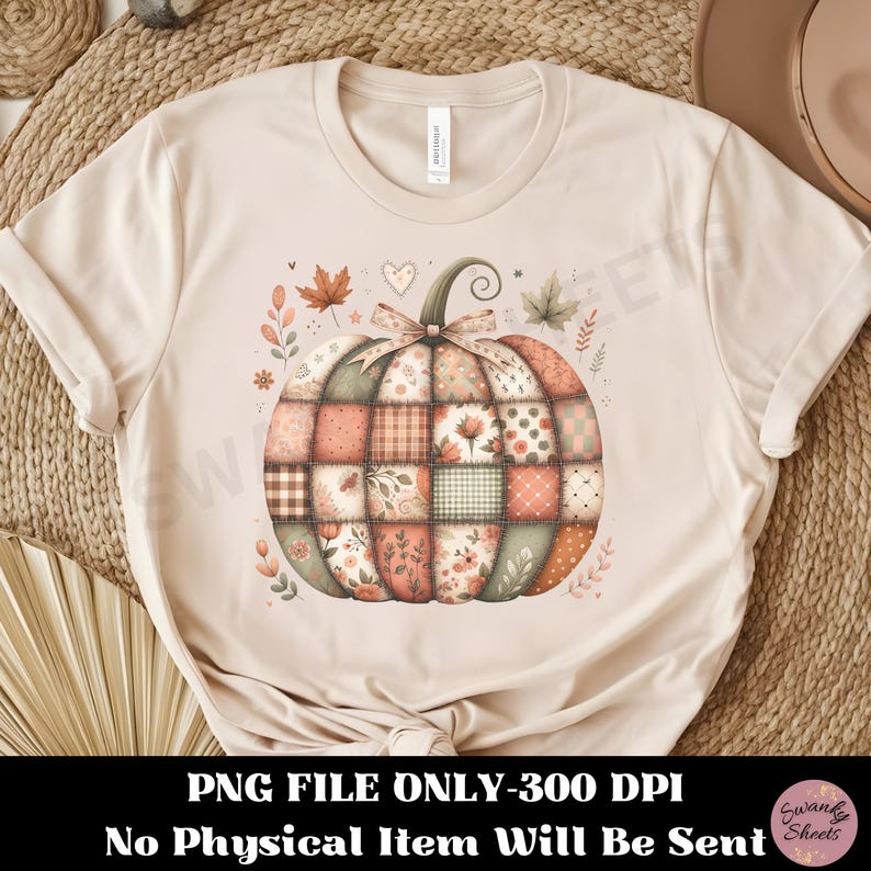 K&ouml;nnte beinhalten: Beiges T-Shirt mit einem Patchwork-K&uuml;rbis-Design in Orange, Gr&uuml;n und Rosa. Der K&uuml;rbis hat einen gr&uuml;nen Stiel und ist von Bl&auml;ttern und floralen Akzenten umgeben. Der Text unten lautet "PNG FILE ONLY-300 DPI No Physical Item Will Be Sent."