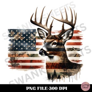 Könnte beinhalten: Ein Weißwedelhirschbock mit großen Geweih steht vor einer amerikanischen Flagge mit Tarnmuster. Die Flagge ist verblasst und hat einen abgenutzten Look. Der Kopf des Hirsches ist zur Seite gedreht und seine Augen sind geschlossen. Der Hintergrund ist weiß.