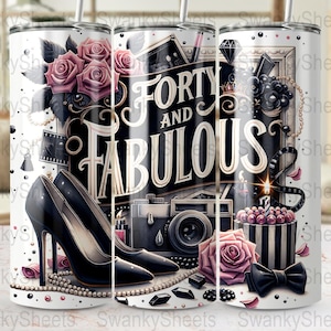 Könnte beinhalten: Ein weißer Becher mit einem schwarz-weißen Design mit dem Text "Forty and Fabulous". Das Design enthält auch ein Paar schwarze High Heels, eine Kamera und eine schwarze Fliege.