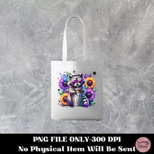 Pu&ograve; includere: Una borsa tote bianca con un design di un procione che indossa occhiali da sole e tiene un drink, circondato da fiori viola e gialli.