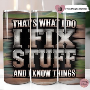 以下が含まれることがあります： 木目調のデザインと「THAT'S WHAT I DO, I FIX STUFF AND I KNOW THINGS」の文字が入ったステンレス製のタンブラー。タンブラーには、「10 FREE Designs Included」と書かれたピンク色のハート型のステッカーが付いています。