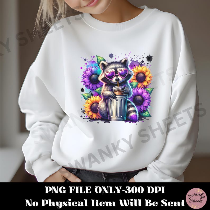 Pu&ograve; includere: Un'illustrazione digitale di un procione che indossa occhiali da sole e tiene una tazza di caff&egrave; freddo. Il procione &egrave; circondato da girasoli viola e gialli.