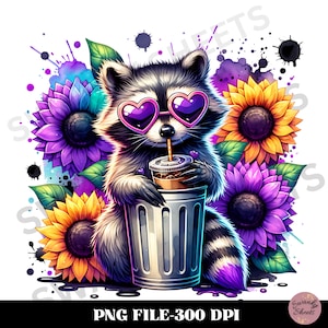 Pu&ograve; includere: Un procione dei cartoni animati con occhiali da sole a forma di cuore viola tiene una tazza di caff&egrave; in un bidone della spazzatura. Il procione &egrave; circondato da girasoli viola e gialli su uno sfondo ad acquerello.