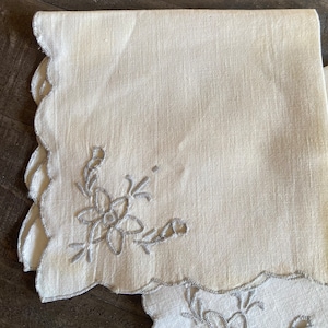 Vintage Set of 4 Floral Embroidered Linen Napkins