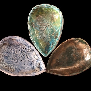 Platillo Raku  triangular dorado metalico con textura