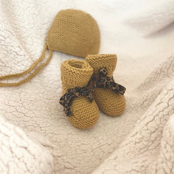 chaussons et béguin pour bébé tricotés à la main camel et leopard