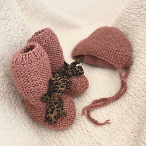 chaussons et béguin pour bébé tricotés à la main bois de rose et léopard