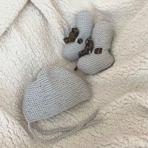 chaussons et béguin pour bébé tricotés à la main gris perle et léopard