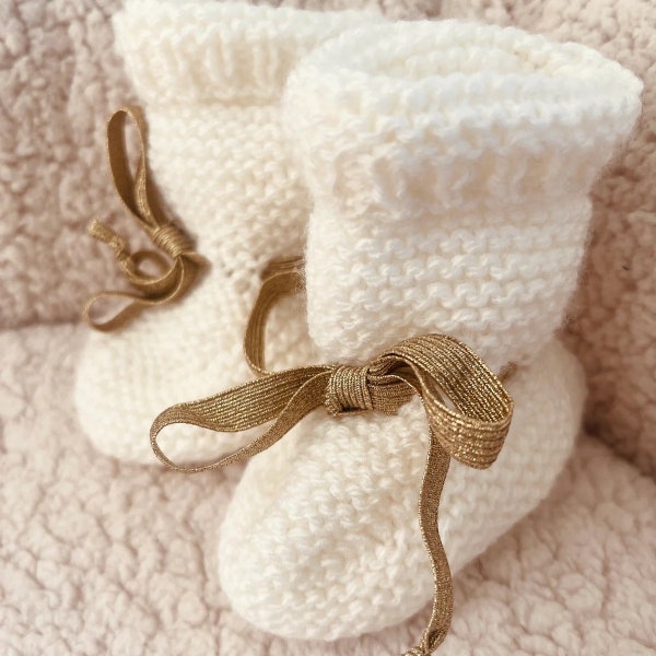 chaussons blancs pour bébé tricotés à la main, lien élastique doré