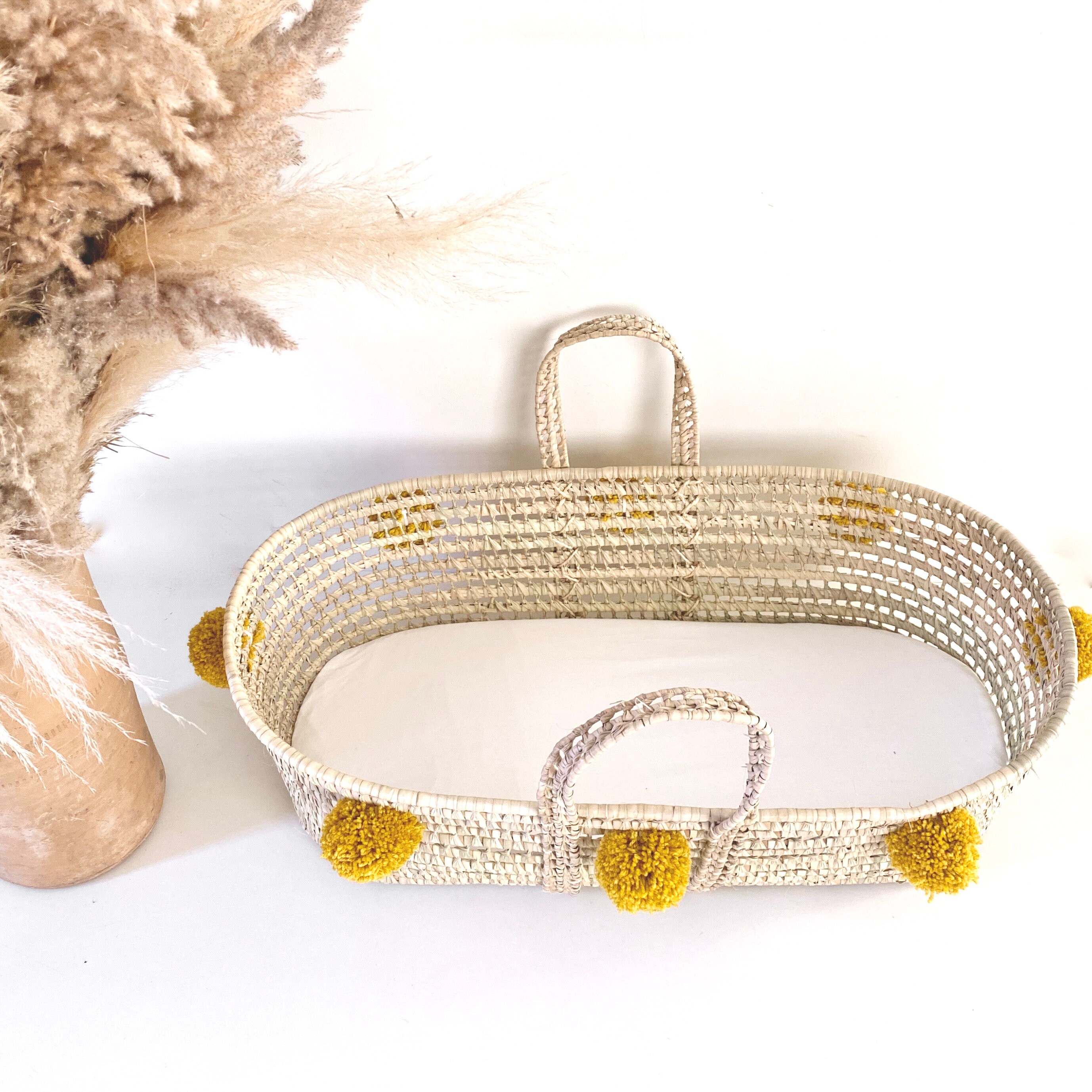 Couffin Nomade Pour Bébé en Palme et Pompons Jaune Moutarde