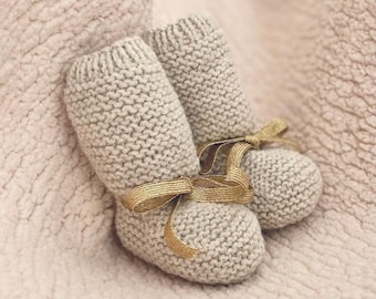 handgestrickte Babypantoffeln beige und gold