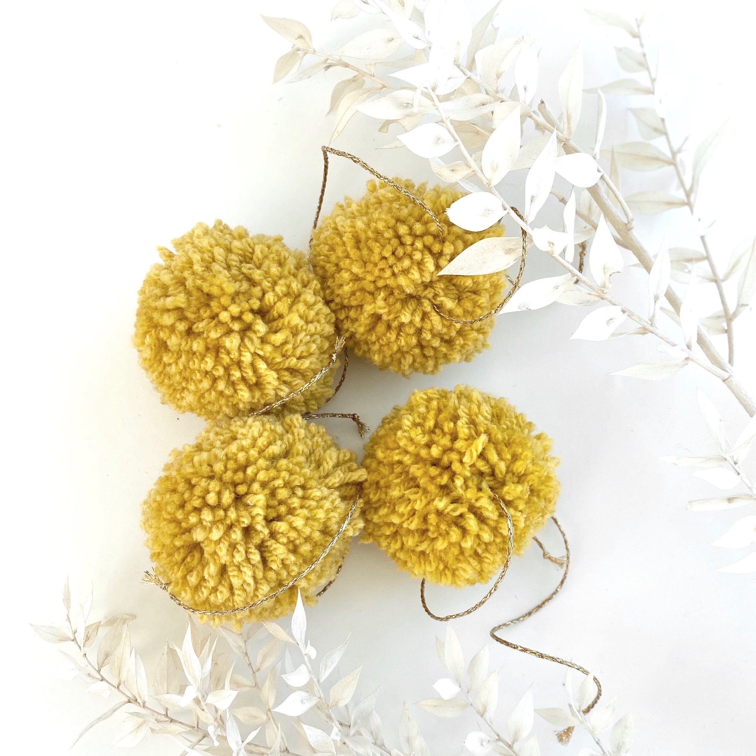 Pompons Decoratifs Jacky & Family, Jaune Moutarde | Attaches Fournies