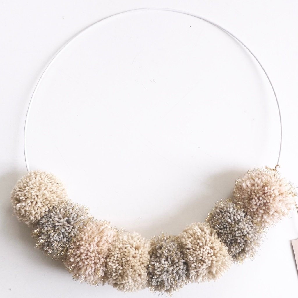 Couronne de Pompons, Décoration Murale, Laine et Fils Dorés