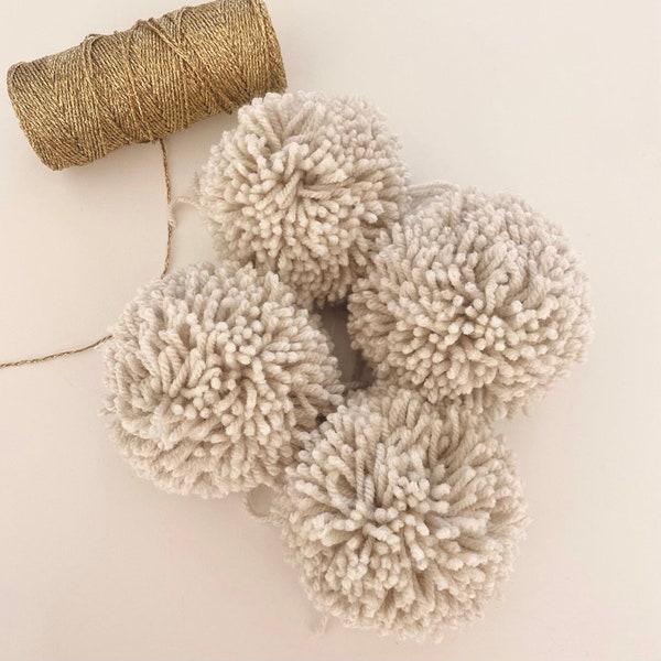 pompons laine beige  "Jacky And Family" (attaches fournies)