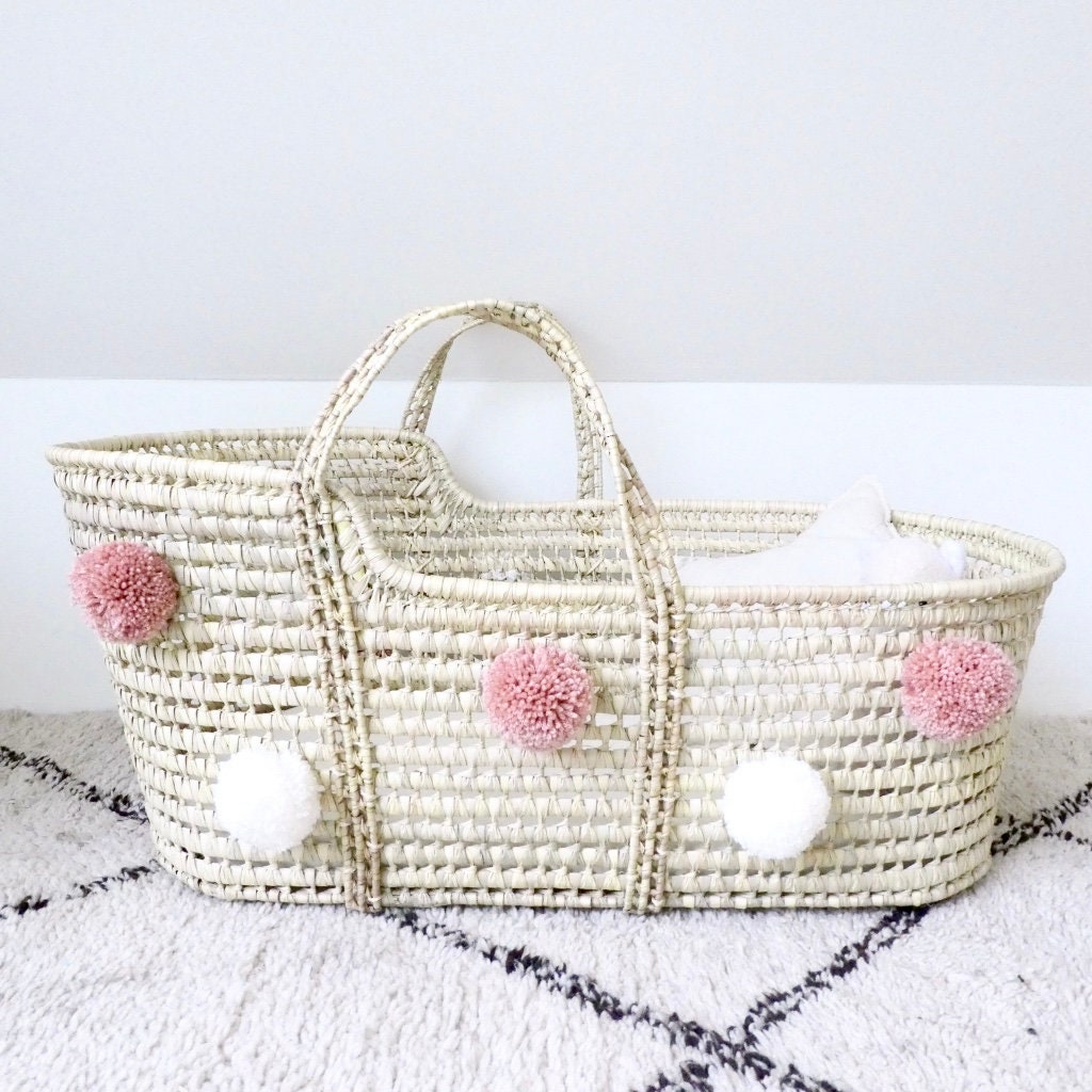 Couffin Bébé Naturel, Pompons Écrus et Vieux Rose, Habillage en Option