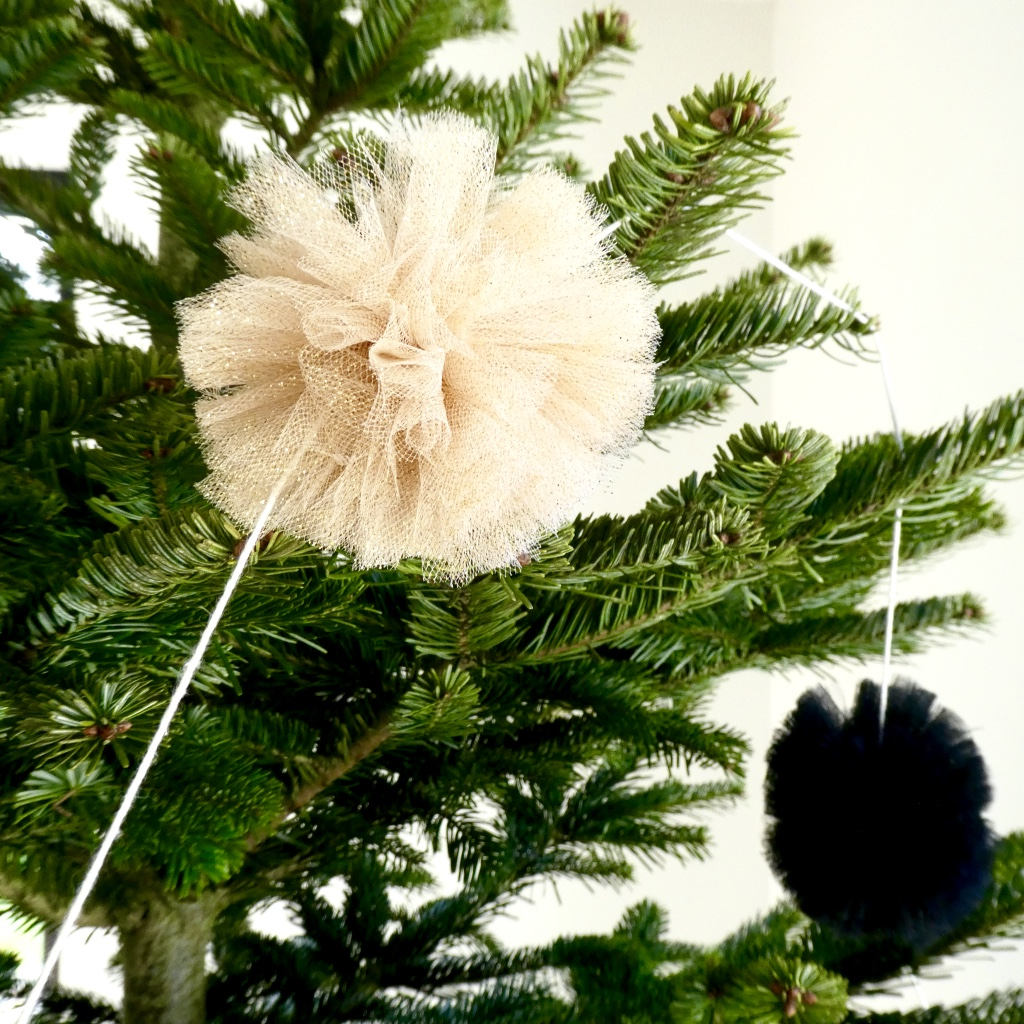 Guirlande de 9 Pompons en Tulle - 3, 5Mètres- Doré, Noir, Blanc