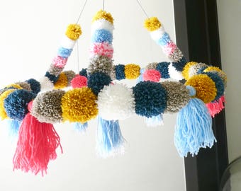 mobile bébé ou grand lustre de pompons, diamètre et coloris personnalisables