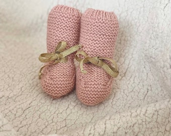 handgestrickte Babypantoffeln alt rosa und gold