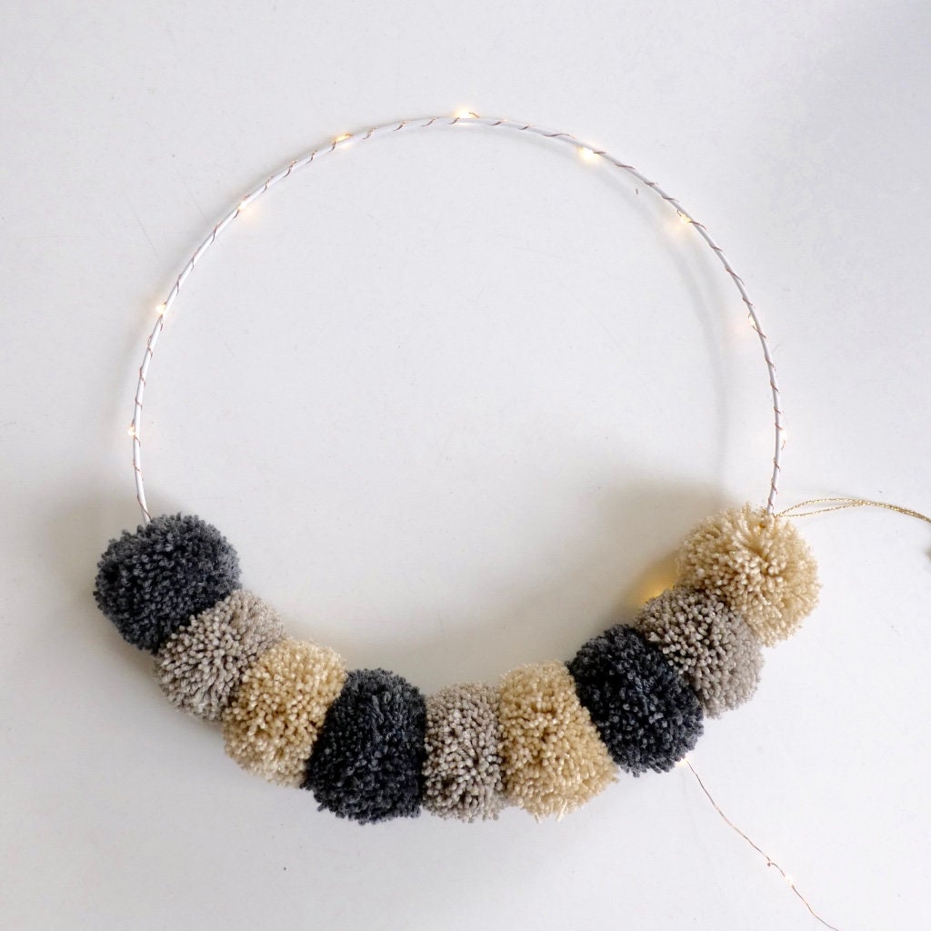 Couronne de Pompons Lumineuse, Décoration Murale, Crème, Gris Anthracite, Beige Ficelle
