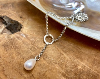 Einzelne Perle an gehämmertem Silberring an Silber-Erbskette, Geschenk, Kette Perlen