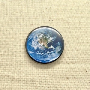 The Earth 25 mm Anstecknadel