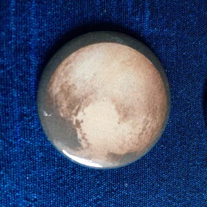 冥王星 25 mm バッジ