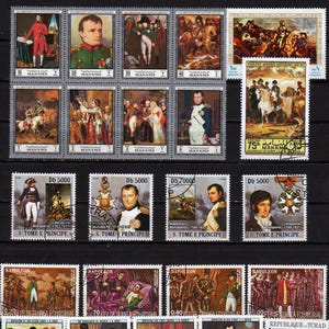 Op de afbeelding: Een verzameling postzegels met historische illustraties van Napoleon Bonaparte. De postzegels tonen diverse sc&egrave;nes, waaronder portretten, militaire veldslagen en formele gebeurtenissen, met gedrukte tekst die de denominaties en uitgevende landen aangeeft.