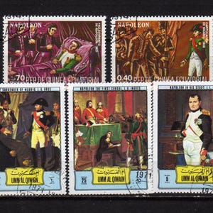 Op de afbeelding: Een verzameling van negen rechthoekige postzegels met historische illustraties van Napoleon. De postzegels tonen diverse sc&egrave;nes, waaronder militaire figuren, portretten en interieurs, met tekst zoals NAPOLEON, REPUBLIQUE DU TCHAD en UMM AL QIWAIN.