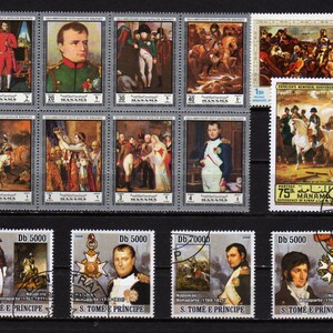 Op de afbeelding: Een verzameling postzegels met historische portretten en veldslagen van Napoleon Bonaparte. De postzegels bevatten verschillende denominaties uit Manama en S. Tom&eacute; e Pr&iacute;ncipe, met gedetailleerde kunstwerken, militaire uniformen en medailles.