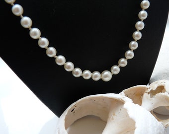 Cultured seawater pearls by Font Asia 1950s original box white, hand knotted, 20cms 14ct white gold clasp graduated vintage necklace