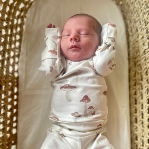Conjunto de bebé/Género neutro Conjunto de bebé/Estampado de gnomo de setas/Recién nacido Coming Home Outfit/Baby Boy/Baby Girl/Ropa de bebé orgánica