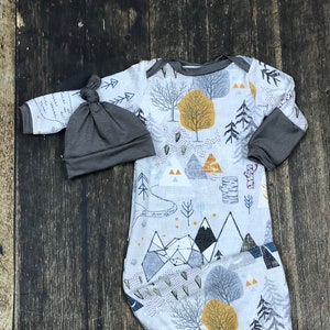 Nouveau-né Boy Coming Home Outfit, Baby Boy Take Home Outfit, Boy Sleeper in Max's Map, baby shower/baby gift, newborn gown, noeudted hat