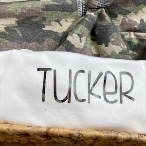 Baby Jungen Geschenk Korb/Camo Baby Junge Outfit/personalisierte Baby Junge/Baby Junge/Baby Swaddle/Camo Swaddle/Baby Shower Geschenk/Corporate Baby Geschenk