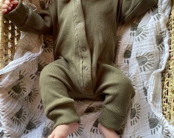 Nouvelle tenue de bébé/Bébé neutre en matière de genre/ Dormeur de bébé/Cadeau de bébé/Baby Romper/Cadeau de bébé/Sage baby sleeper/nouveau-né/vêtements de bébé biologiques