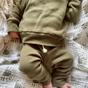 Traje de bebé neutro/traje de punto de gofre orgánico/ropa de bebé orgánica/bebé boho/traje de hospital para bebés/pantalones para niños pequeños/bebé premie/regalo de bebé