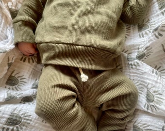 Tenue neutre pour bébé/tenue en tricot gaufré biologique/vêtements pour bébé biologiques/bébé boho/tenue d'hôpital pour bébé/pantalon pour tout-petit/bébé Premie/cadeau bébé