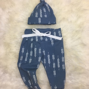 Junge kommen nach Hause Outfit, Baby Boy Hose/Jogger, Mütze in blau fletchhing Pfeile