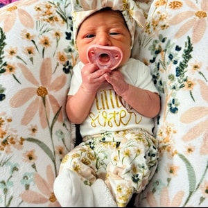 Newborn Girl Coming Home Outfit, Baby Girl outfit in Watercolor Floral Outfit, Little Sister Outfit, newborn outfit, Premie Girl