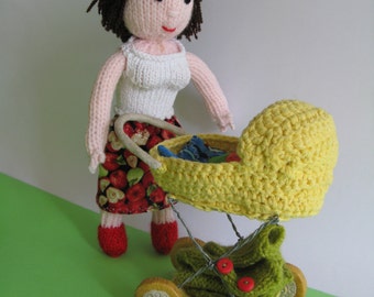 Gebreide moeder die haar baby in een mini gehaakte kinderwagen loopt, boetseerklei, rollende wielen poppenwagen, verwijderbare poppenkleren