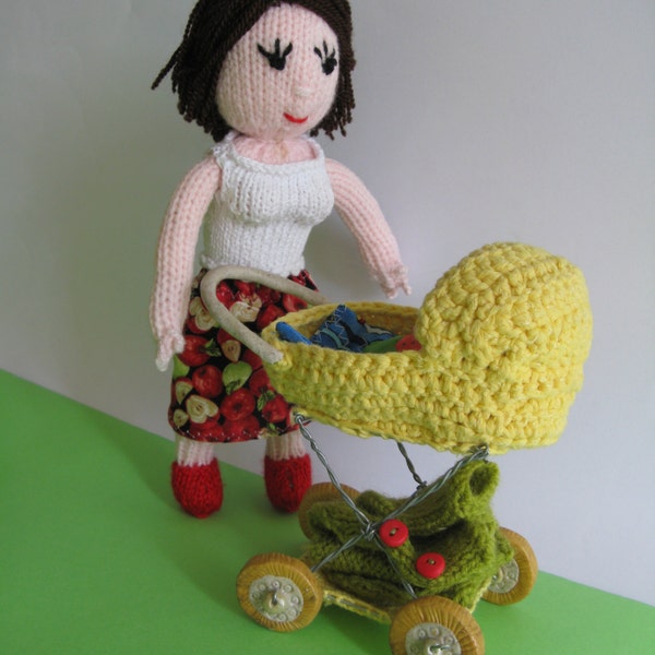 Mère tricotée avec une boussette en promenade au crochet, bébé en pâte à modeler, habits poupée changeables, poussette poupée qui roule