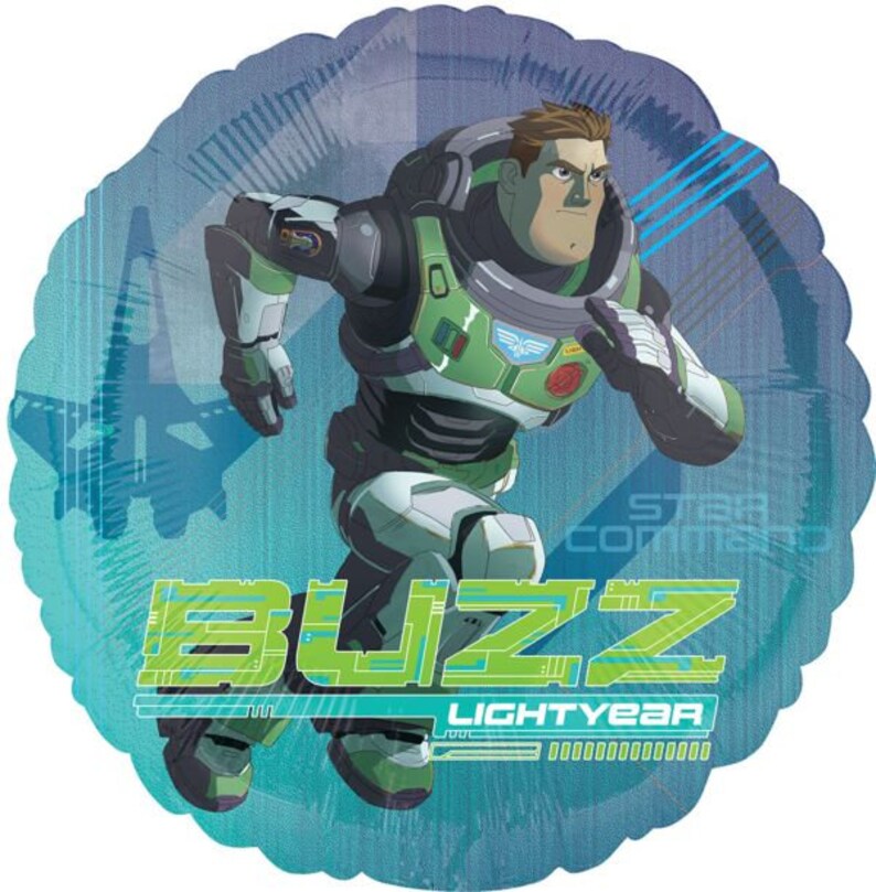 Puede incluir: Un globo azul y verde con Buzz Lightyear de la pel&iacute;cula Lightyear. Buzz lleva su traje de ranger espacial y corre con el brazo extendido. El globo tiene el texto "BUZZ LIGHTYEAR" impreso.