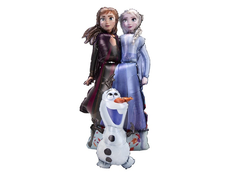 Puede incluir: Un conjunto de tres globos de personajes de Frozen 2. Los globos son de Elsa, Anna y Olaf. Elsa lleva un vestido azul y tiene el pelo largo y rubio. Anna lleva un vestido burdeos y tiene el pelo largo y casta&ntilde;o. Olaf es un mu&ntilde;eco de nieve con una nariz de zanahoria y una gran sonrisa.