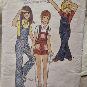 Patrón de costura infantil Butterick 6352 - Peto infantil con pantalón o shorts de pierna ancha - Estilo vintage de los años 70, talla 8