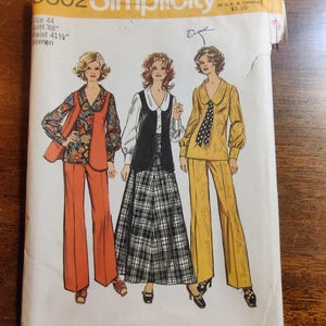 Op de afbeelding: Een vintage Simplicity naaipatroon voor dameskleding. Het patroonnummer is 5302 en de prijs is € 1,00. Het patroon toont drie verschillende outfits, elk met een ander kleurenschema. De eerste outfit is een rood en oranje bloempatroon top met een bijpassend vest en broek. De tweede outfit is een zwart-wit geruite rok met een wit blouse en een zwart vest. De derde outfit is een geel en bruin patroon top met een bijpassend vest en broek.