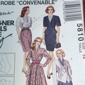 Puede incluir: Un patrón de costura para tres vestidos diferentes. El primer vestido es una blusa blanca con una falda a cuadros. El segundo vestido es un vestido azul marino con un corpiño ajustado y una falda con una ligera forma de A. El tercer vestido es un vestido de estampado floral con un corpiño ajustado y una falda completa. El patrón es para la talla 14.